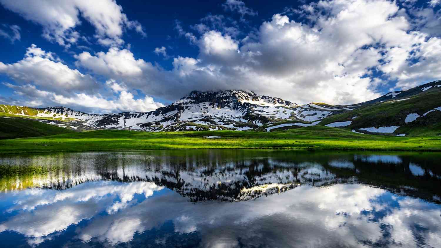Առավոտյան լույսը բացվում է Հյուսիսային Արագածի լանդշաֆտի վրա